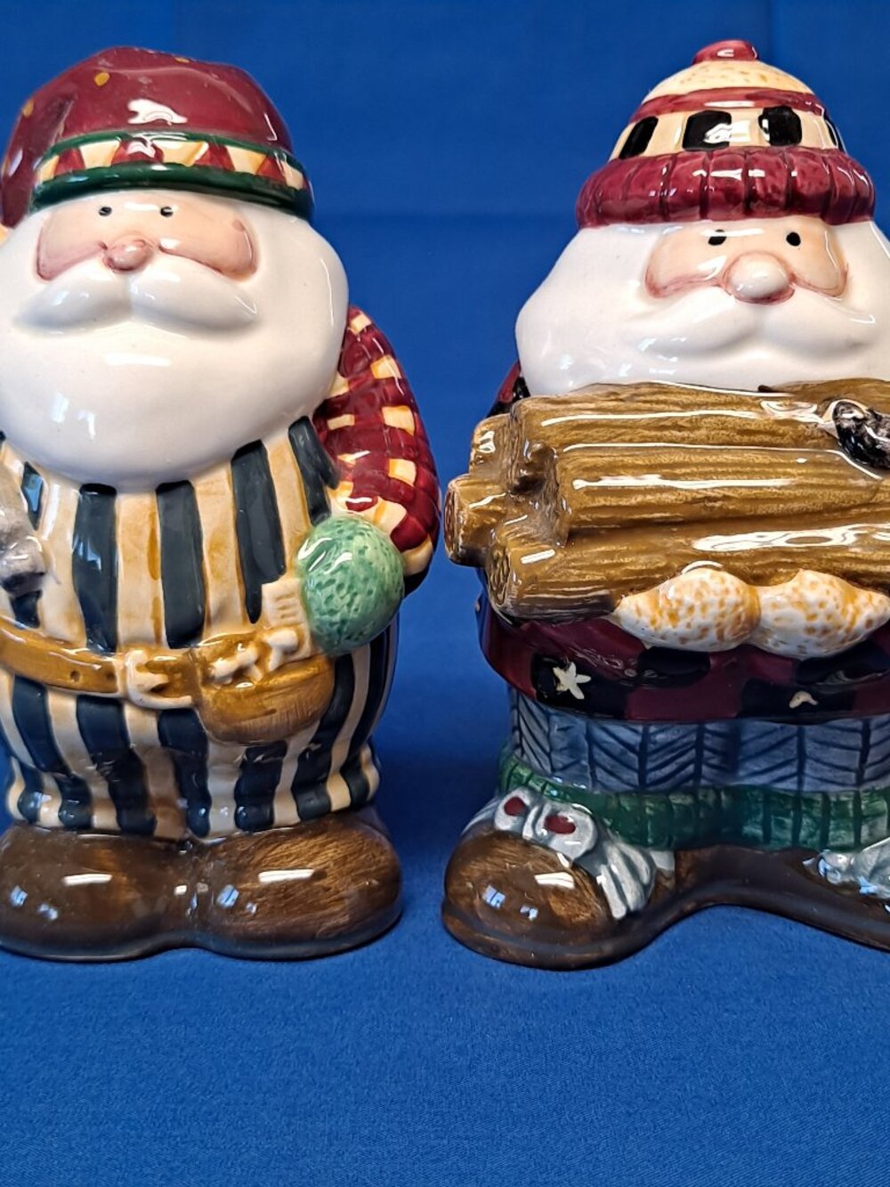 Sakura Debbie Mumm WOODLAND SANTA SALT & PEPPER Shakers Set Christmas 4 1/2"